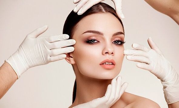 Mains en gants sur le visage de la fille