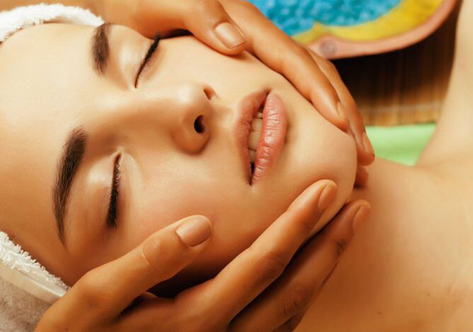 Mains sur le visage d'une fille