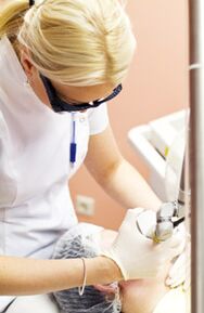 Un médecin effectue une procédure de photothermolyse