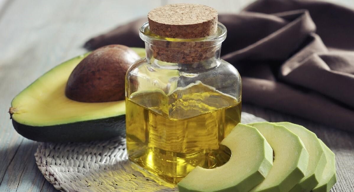 L'huile d'avocat élimine les taches de vieillesse et les taches de rousseur