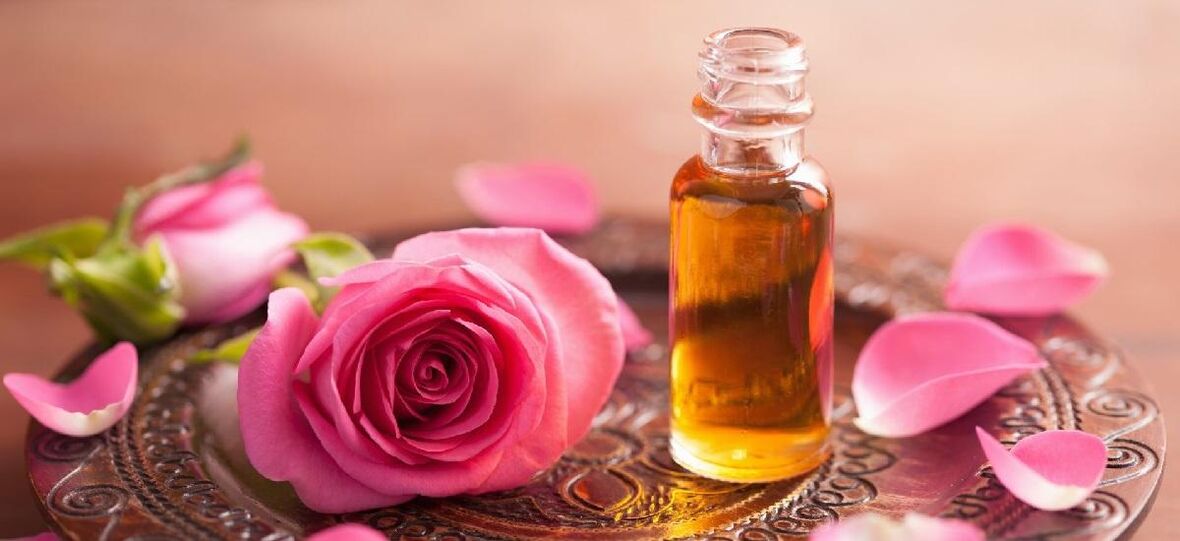 L'huile de rose lisse les rides