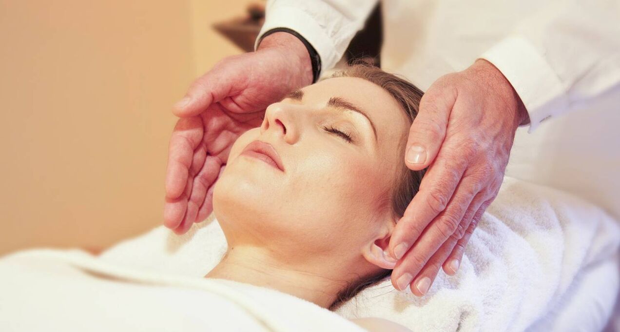 Massage du visage remodelant pour le rajeunissement