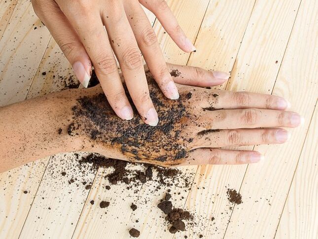 Peeling à la main avec du sel et du café