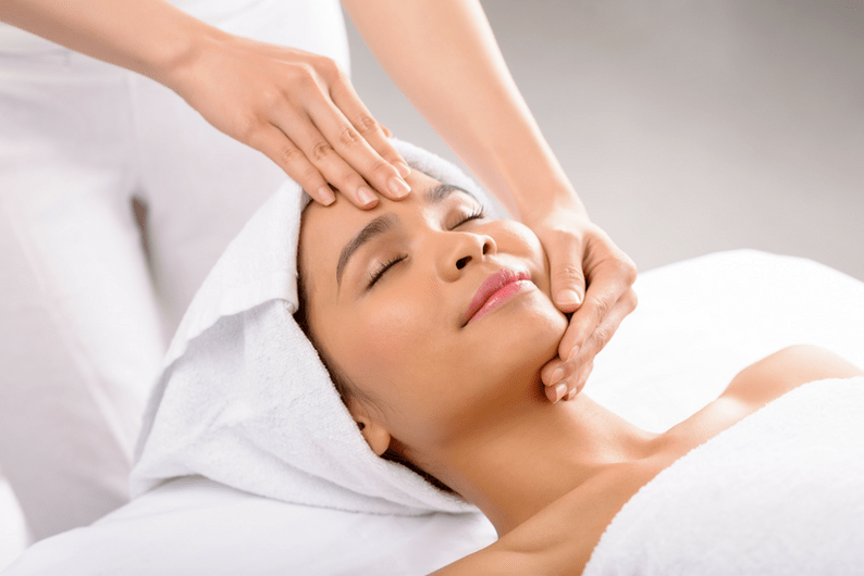 Le massage est l'une des méthodes pour rajeunir la peau du visage et du corps